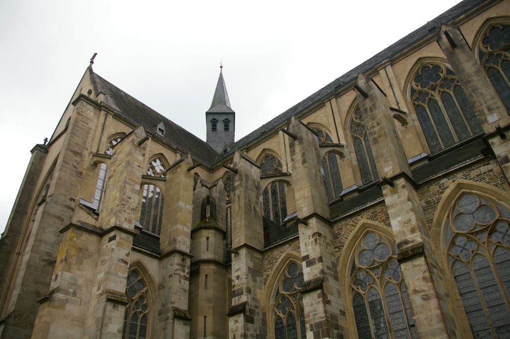 Die ehemalige Abteikirche beeindruckt mit schöner gotischer Architektur